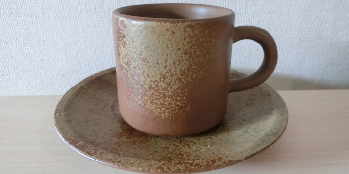 コーヒーの記事を書くために写した備前焼の焼物のコーヒーカップとソーサーが写った写真