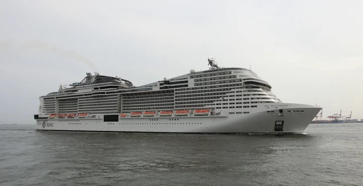 神戸港に入港するクルーズ客船をお出迎えするツアーの船上から移した「ベリッシマ」の写真