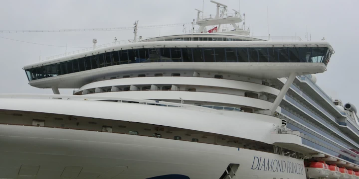 神戸港に入港したクルーズ客船「ダイヤモンドプリンセス」のブリッジ部分を写した写真