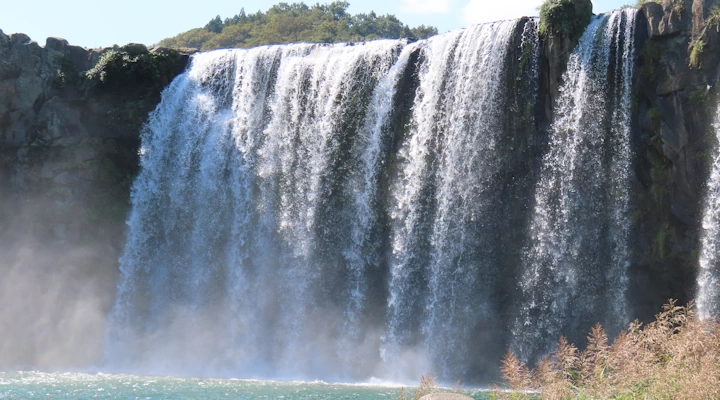 九州大分県にある「原尻の滝」を流れる濁流の写真
