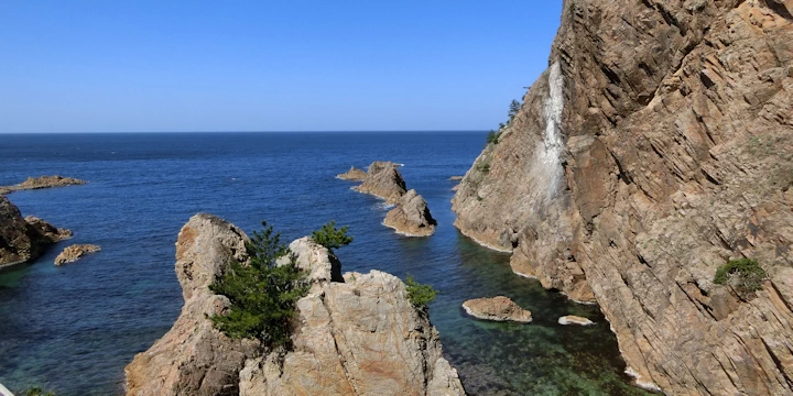 鳥取県岩美町にある浦富海岸の絶壁の海岸を写した写真