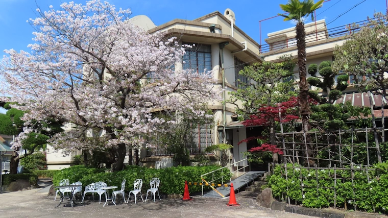 甲南漬資料館と資料館前に咲いている櫻を写した写真画像