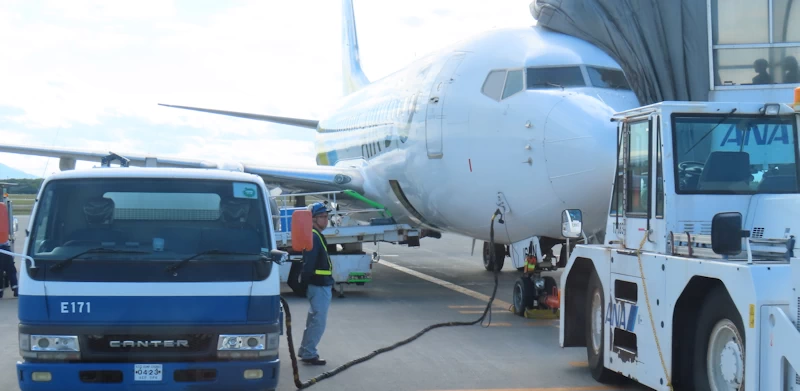 駐機場で待期する飛行機