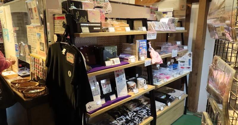 弘前城天守閣1階フロア売店の写真
