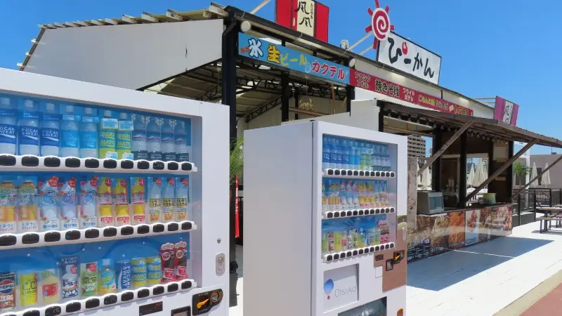 海の家の前にある自動販売機
